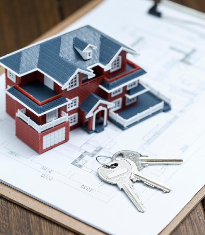 Maquette de maison et clés immobilières
